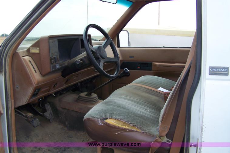 image for item C9330 1989 Chevrolet C2500 pickup truck