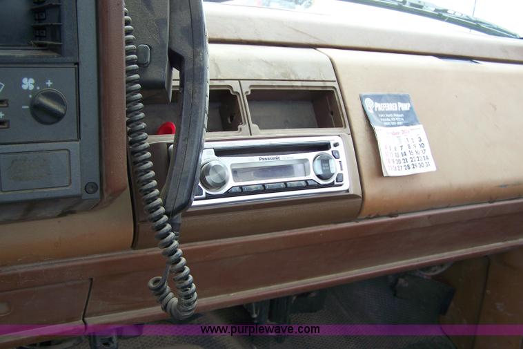 image for item C9330 1989 Chevrolet C2500 pickup truck