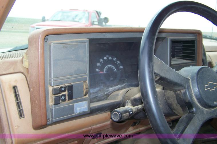 image for item C9330 1989 Chevrolet C2500 pickup truck