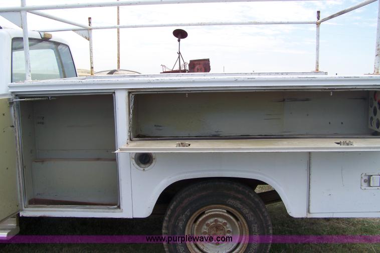 image for item C9330 1989 Chevrolet C2500 pickup truck