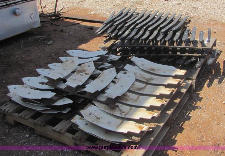 image for item D9023 (2) sets of Gleaner combine milo guards