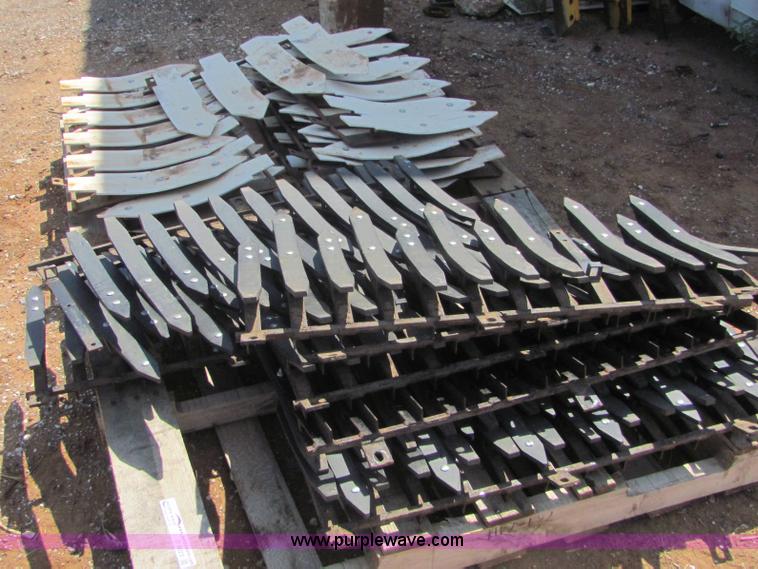 image for item D9023 (2) sets of Gleaner combine milo guards