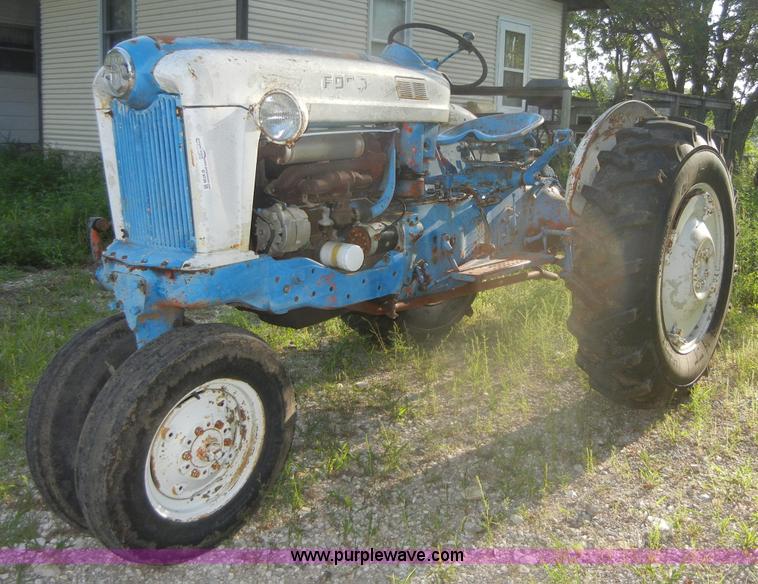 image for item D9739 Ford 900 tractor