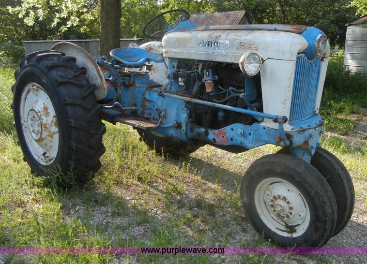 image for item D9739 Ford 900 tractor