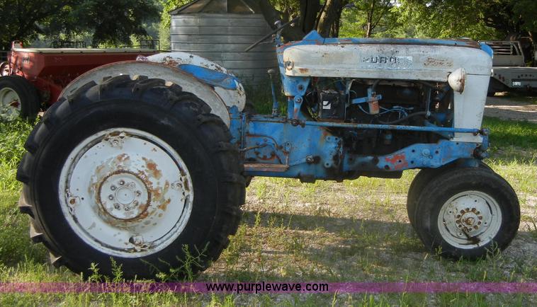 image for item D9739 Ford 900 tractor