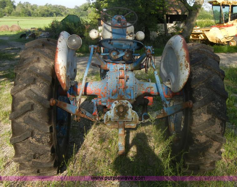 image for item D9739 Ford 900 tractor