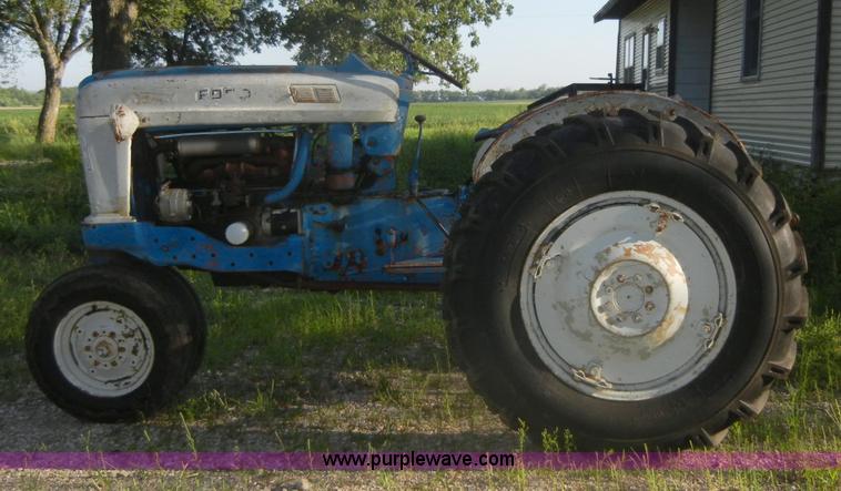 image for item D9739 Ford 900 tractor