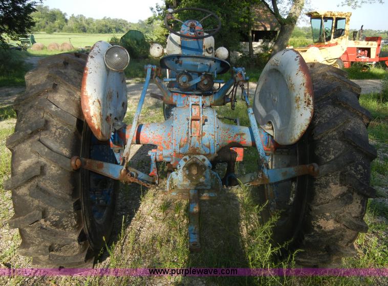 image for item D9739 Ford 900 tractor