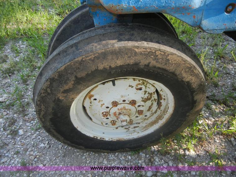 image for item D9739 Ford 900 tractor