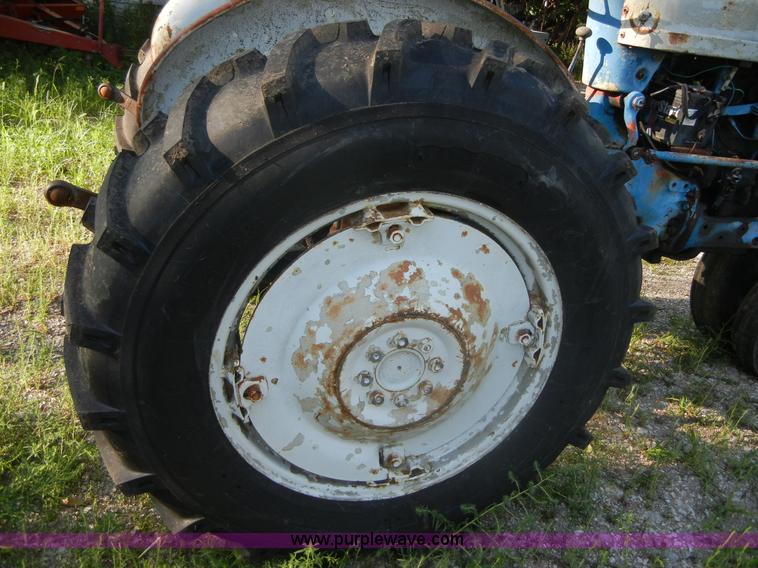 image for item D9739 Ford 900 tractor