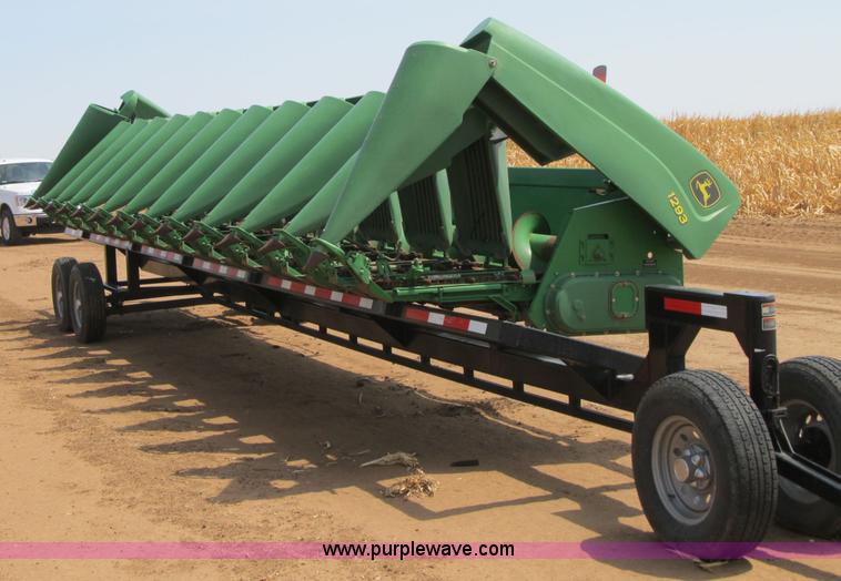 image for item J9759 2005 John Deere 1293 12 row corn head
