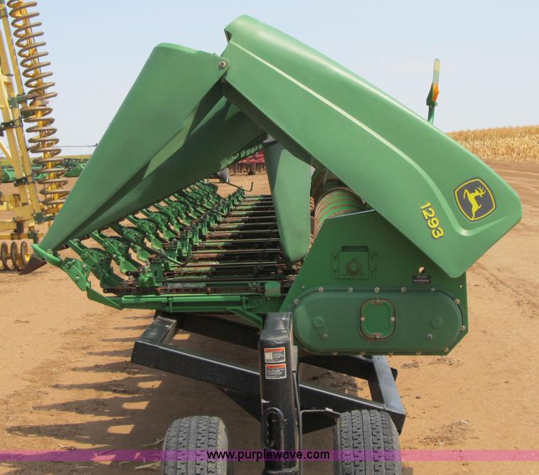 image for item J9759 2005 John Deere 1293 12 row corn head