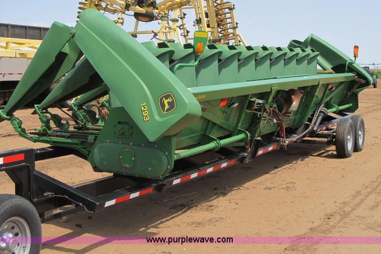 image for item J9759 2005 John Deere 1293 12 row corn head