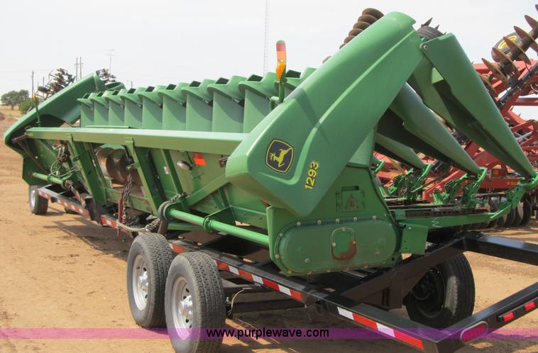 image for item J9759 2005 John Deere 1293 12 row corn head