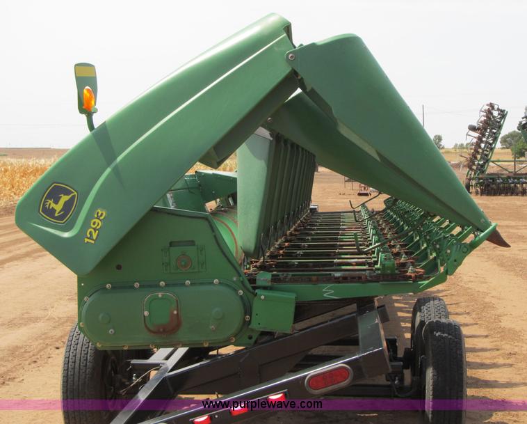 image for item J9759 2005 John Deere 1293 12 row corn head