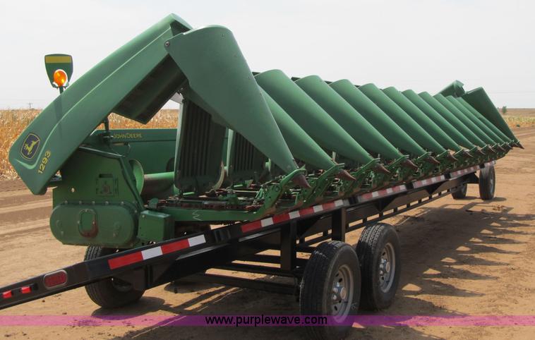 image for item J9759 2005 John Deere 1293 12 row corn head