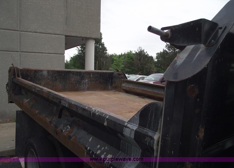 image for item 5567 2005 Ford F450 XL Super Duty dump bed pickup truck