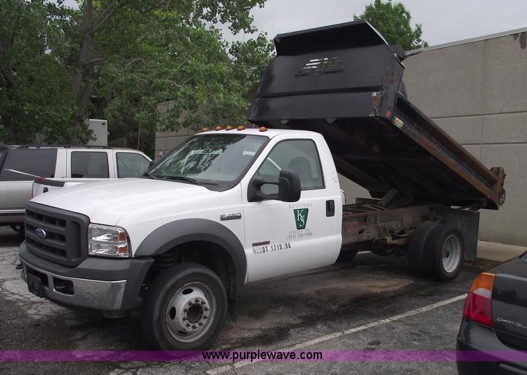 image for item 5567 2005 Ford F450 XL Super Duty dump bed pickup truck