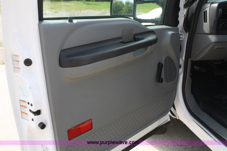image for item A2259 2005 Ford F450 Super Duty extended cab pickup truck