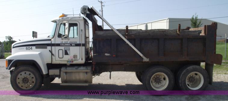 image for item A4033 1992 Mack CH613 dump truck