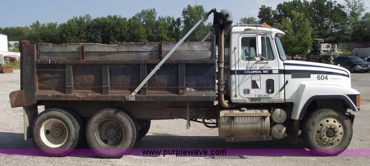 image for item A4033 1992 Mack CH613 dump truck