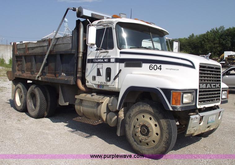 image for item A4033 1992 Mack CH613 dump truck