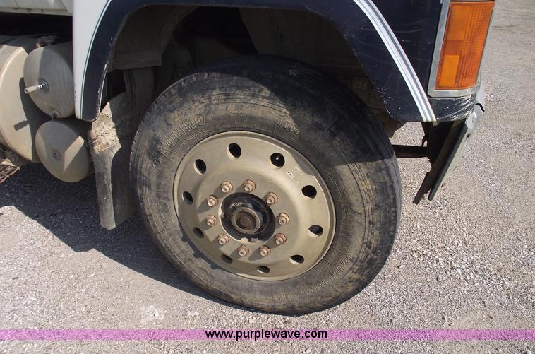 image for item A4033 1992 Mack CH613 dump truck