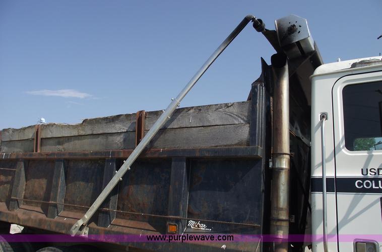 image for item A4033 1992 Mack CH613 dump truck