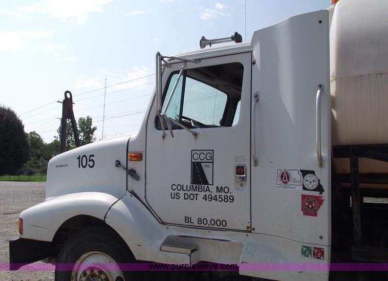 image for item A4035 1990 International 8300 water truck