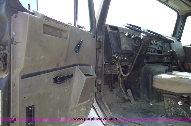 image for item A4035 1990 International 8300 water truck