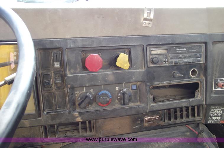 image for item A4035 1990 International 8300 water truck