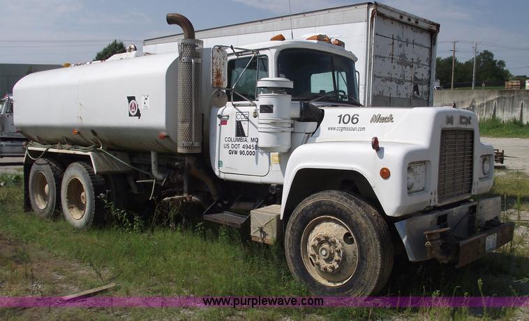 image for item A4036 1989 Mack R688ST water truck