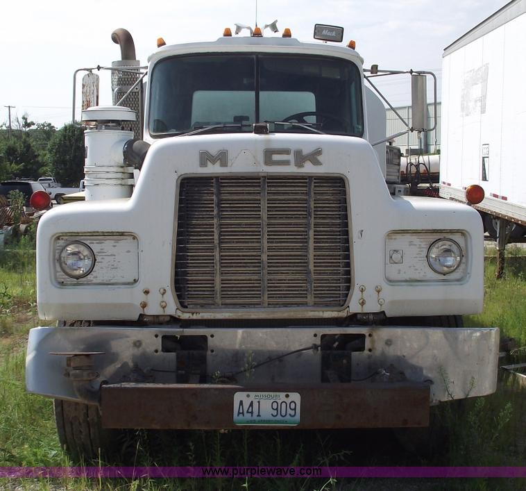 image for item A4036 1989 Mack R688ST water truck