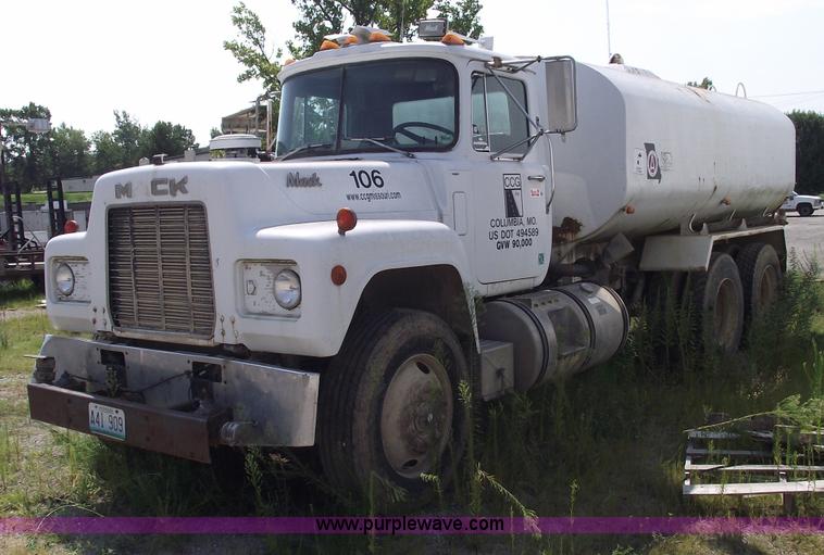 image for item A4036 1989 Mack R688ST water truck