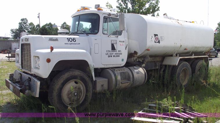 image for item A4036 1989 Mack R688ST water truck