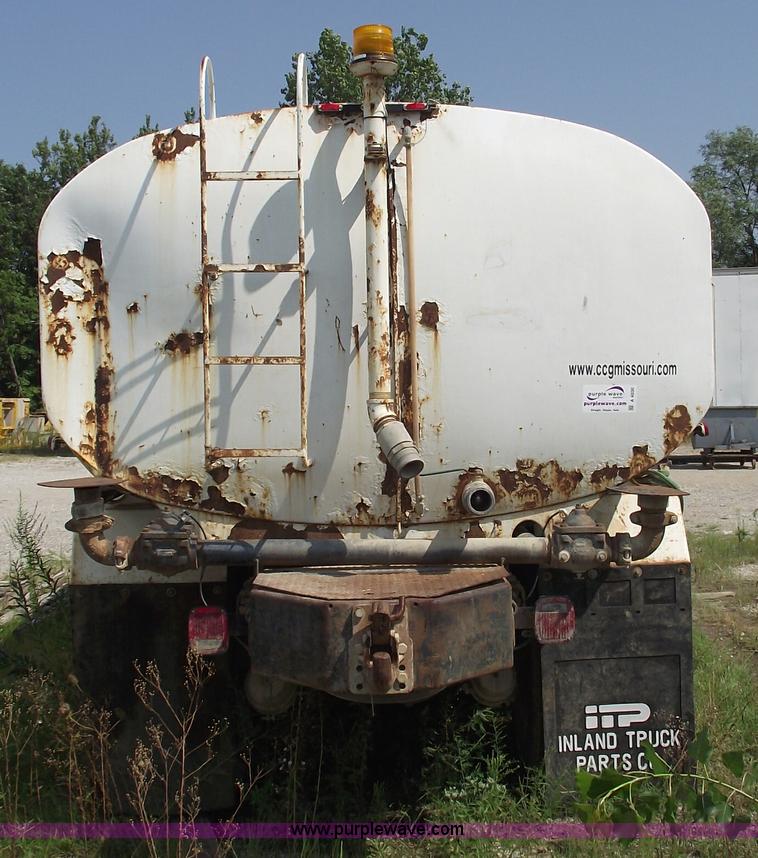 image for item A4036 1989 Mack R688ST water truck