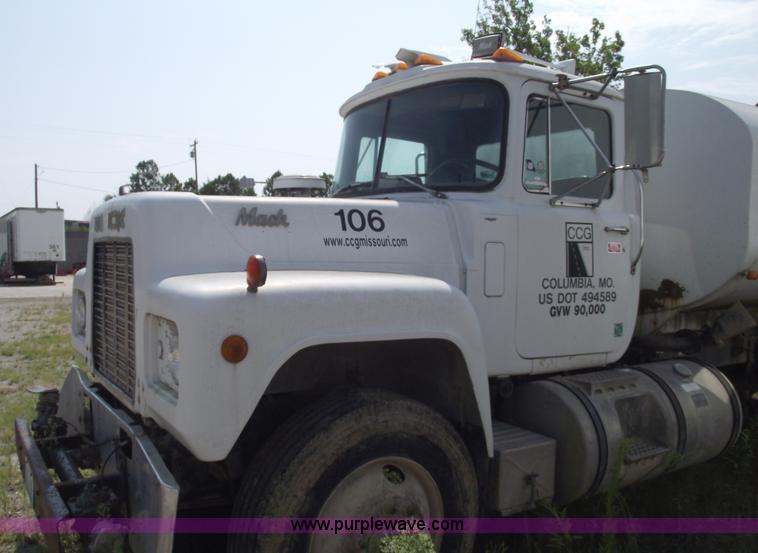 image for item A4036 1989 Mack R688ST water truck