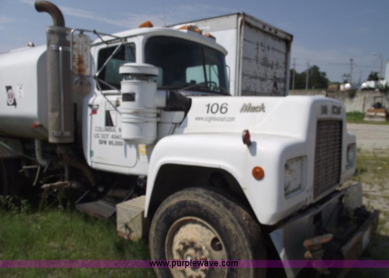 image for item A4036 1989 Mack R688ST water truck