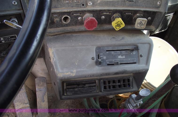 image for item A4036 1989 Mack R688ST water truck