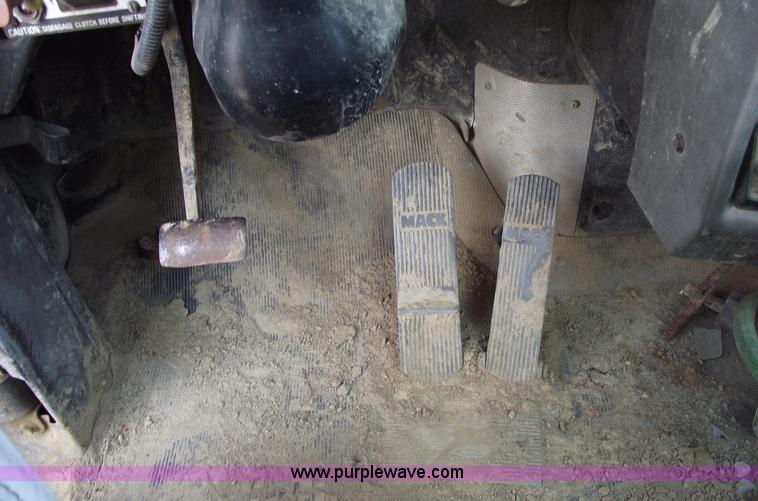 image for item A4036 1989 Mack R688ST water truck