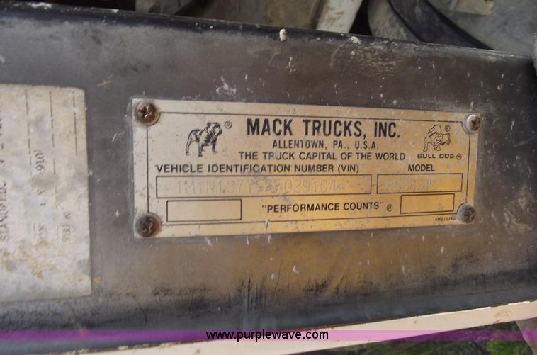 image for item A4036 1989 Mack R688ST water truck
