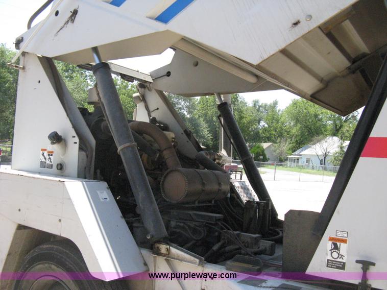 image for item A4292 2002 Johnston 3000 street sweeper