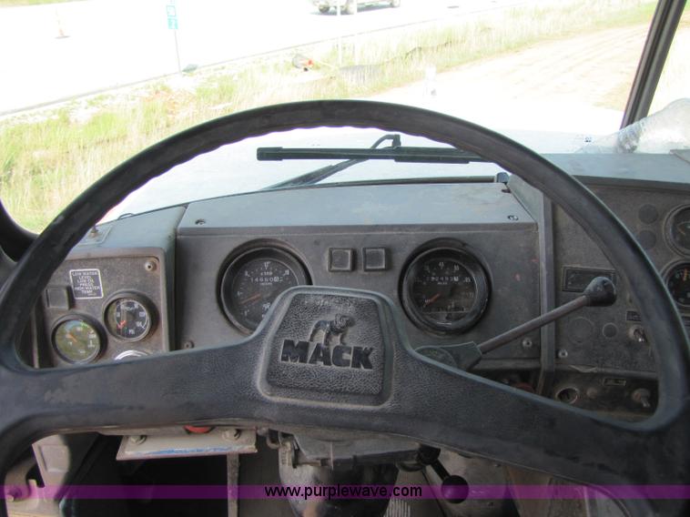 image for item A5048 1993 Mack RD688S dump truck