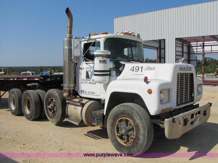 image for item A5054 1989 Mack RD690S semi truck