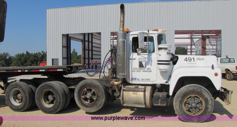 image for item A5054 1989 Mack RD690S semi truck