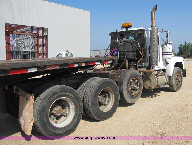 image for item A5054 1989 Mack RD690S semi truck