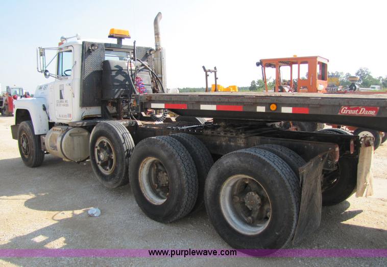 image for item A5054 1989 Mack RD690S semi truck