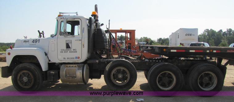 image for item A5054 1989 Mack RD690S semi truck