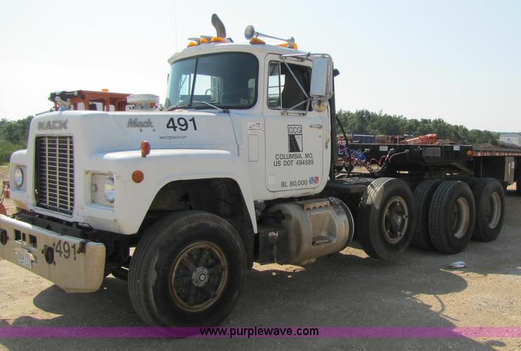 image for item A5054 1989 Mack RD690S semi truck