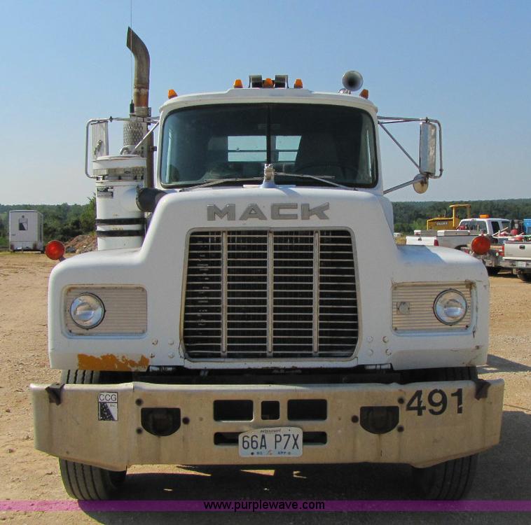 image for item A5054 1989 Mack RD690S semi truck